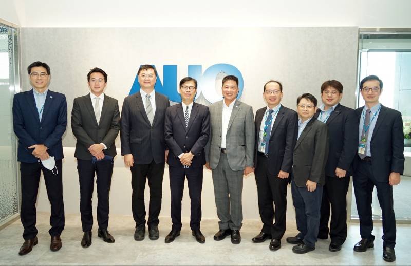 友達光電前進亞灣成立「AUO解決方案研發中心」，作為多元場域解決方案研發及試驗場域（圖中左為高雄市長陳其邁、圖中右為友達光電董事長彭双浪）