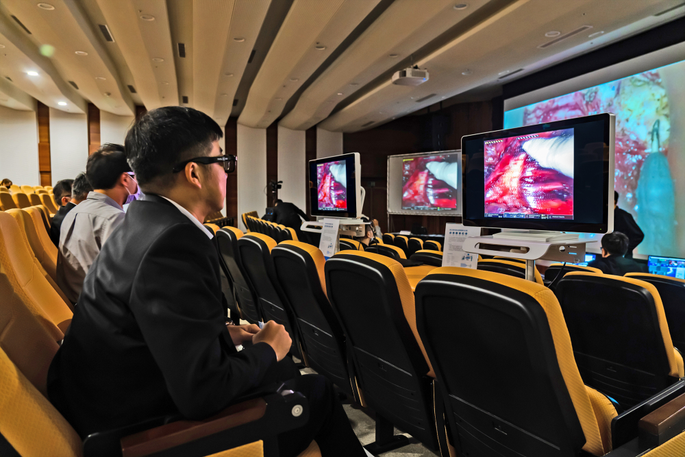 達擎之「達文西外接3D影像解決方案」，將達文西手術機器手臂的3D影像即時連線轉播，在會議室觀摩的醫師們只要戴上偏光眼鏡，就能與執刀醫師看到同步的3D立體影像，如臨操作台現場，縮短達文西手術的學習曲線