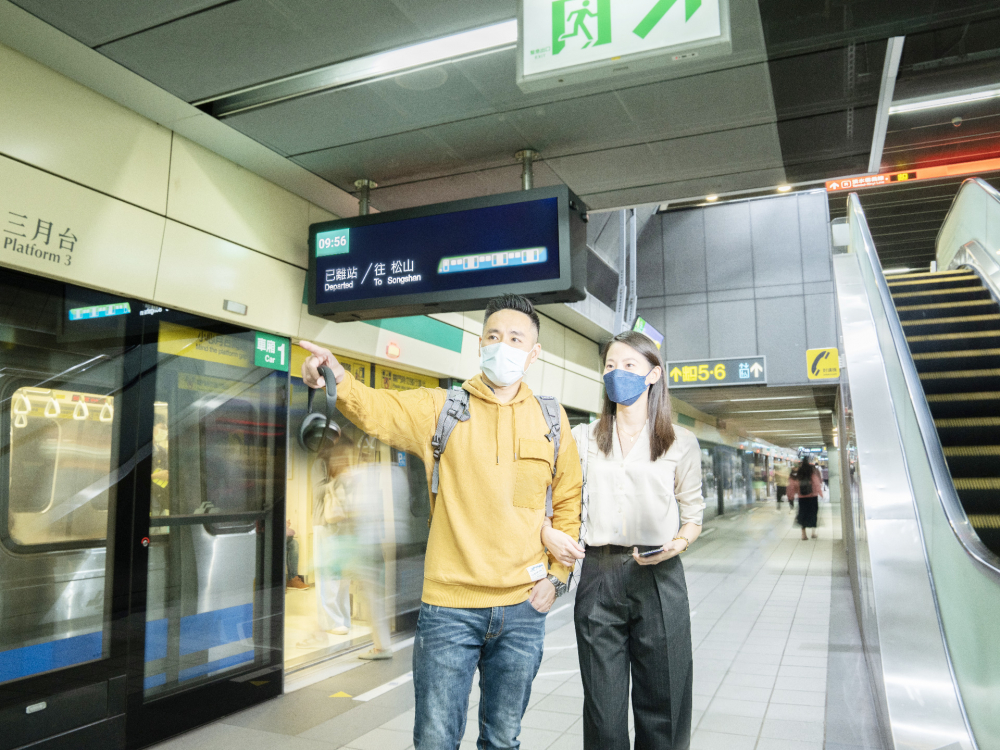 友達旗下達擎之客製化TARTAN顯示器，於台北捷運中山站亮相。以獨特長條型比例與高畫質特色，為台北捷運站帶來嶄新的都會車站風貌