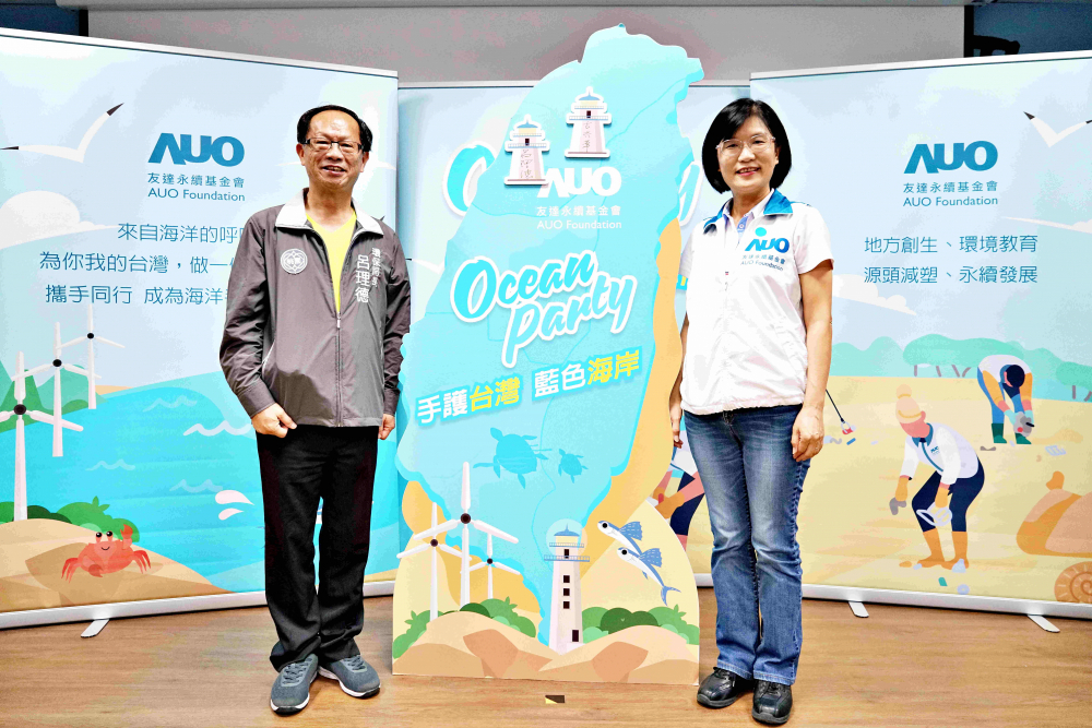 友達光電永續長古秀華（右）與桃園市環保局局長呂理德（左）進行海岸線認養儀式，簽署於象徵藍色宣言的海岸永續燈塔上，承諾以實際行動與環境教育方式，投入桃園海岸線守護行列