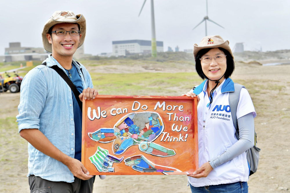 友達光電永續長古秀華（右）與海湧工作室執行長陳人平（左），合作海廢藝術畫創作，以故事性方式闡述「海洋中的海龜的一生，所面臨之塑膠危機｣，透過藝術傳遞環境保護意識