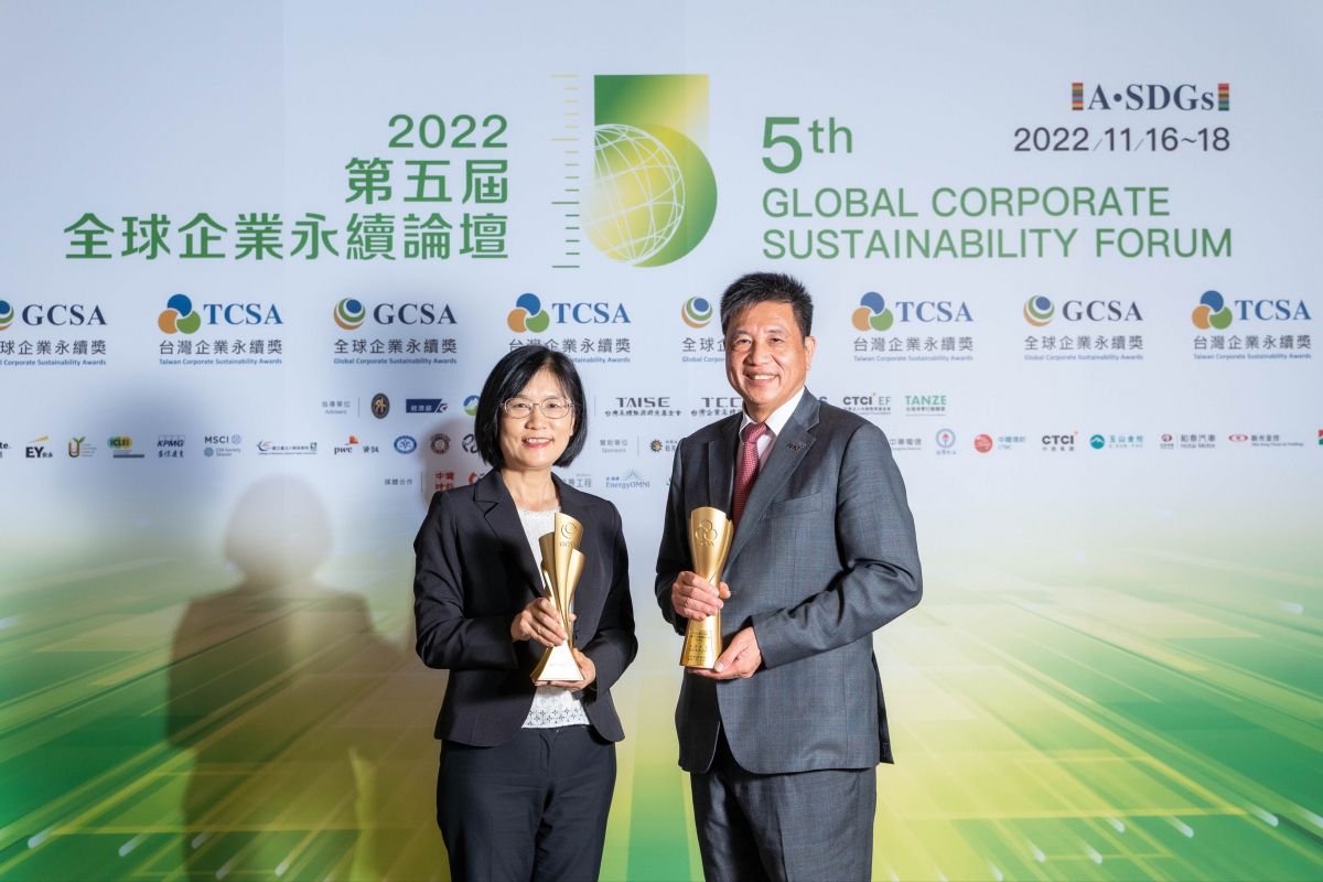 OD体育作为净零碳排先锋，期引领价值链伙伴同行共好，卫冕制造业组&ldquo;十大典范企业&rdquo; 二连冠殊荣(左：OD体育光电永续长古秀华，右：OD体育光电董事长暨执行长彭双浪)