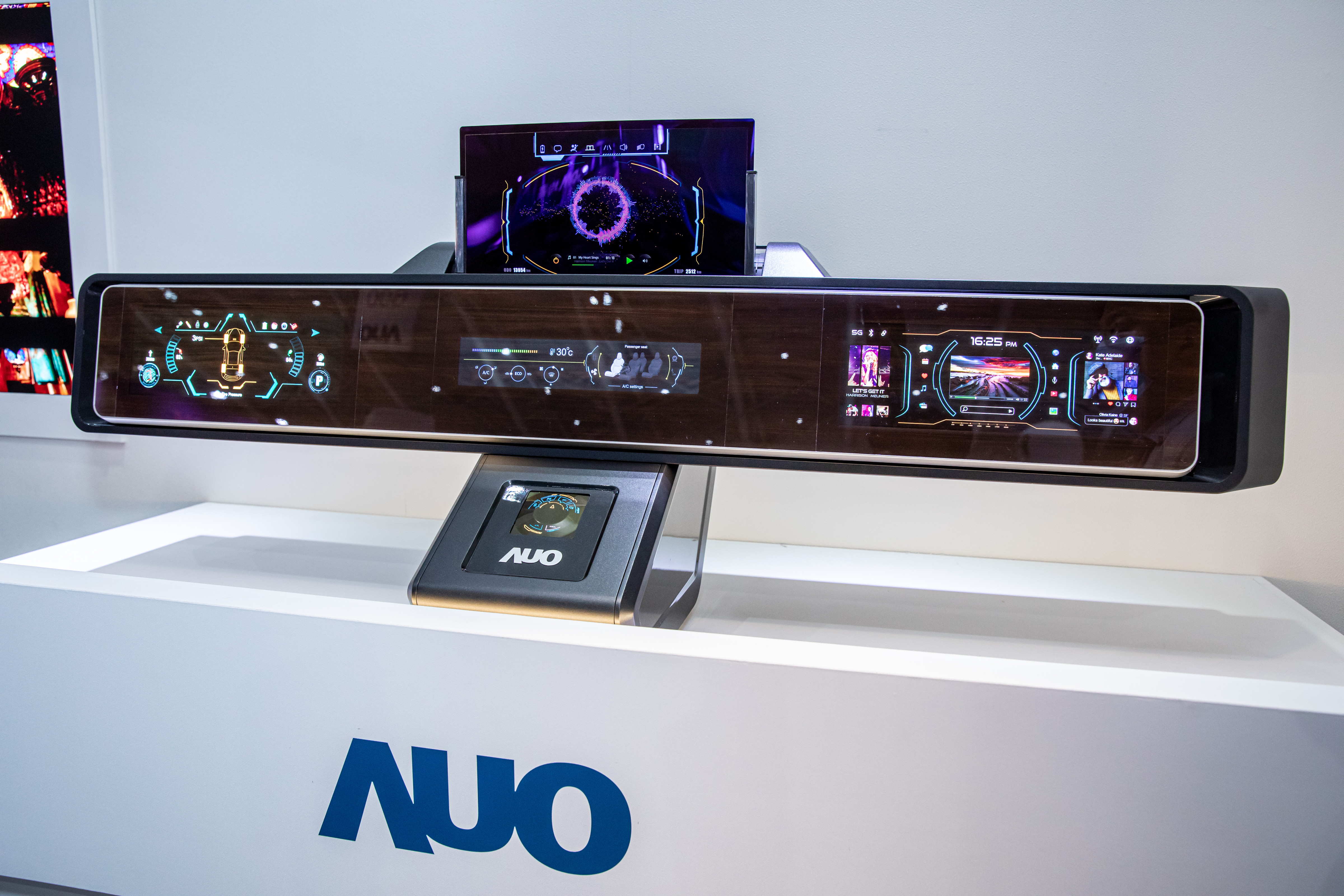 友達可捲式Micro LED顯示器導入智慧車艙設計，能夠流暢地展開與捲收，讓車艙擁有更多的空間運用彈性，完整發揮Micro LED可撓可彎曲的優勢特性