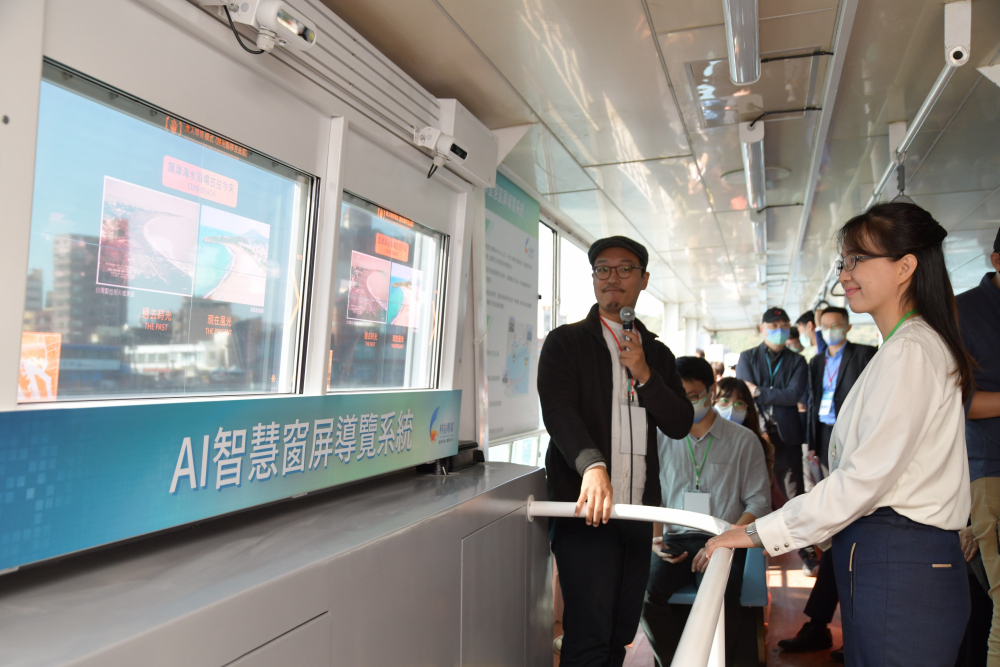 友達整合透明Micro LED智慧窗，透過景物GPS座標定位追蹤乘客視線，可即時在智慧窗提供正確的導覽資訊