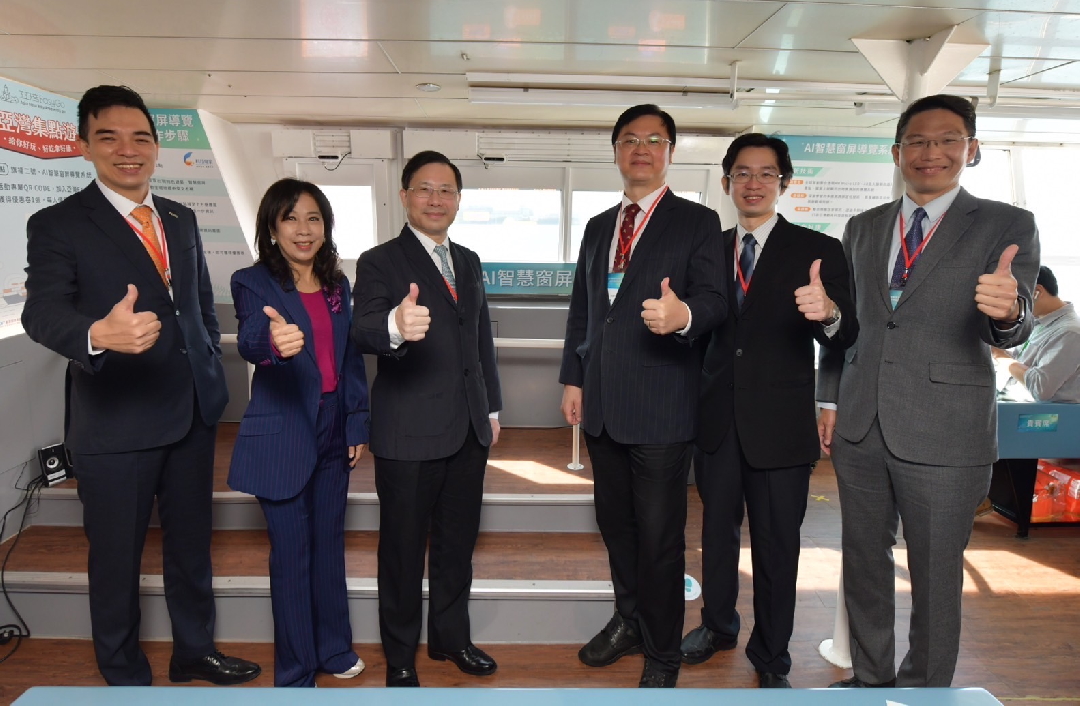 由經濟部技術處指導推動，透過友達光電、工業技術研究院與船舶中心三方合作，於高雄亞灣智慧渡輪率先導入最新Micro LED透明顯示器屏今(22)日啟用(左起友達光電營運長暨總經理柯富仁、高輪公司董事長黃淑美、經濟部次長林全能、高雄市副市長羅達生、經濟部技術處科長張能凱、工研院電光系統所副所長李正中)
