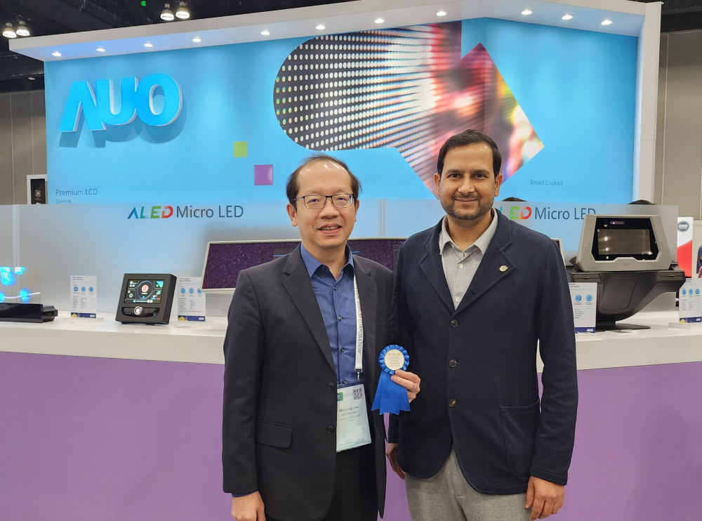 友達光電於2023 SID顯示週，由SID國際資訊顯示學會評選頒發「最佳中型展位獎」。左為友達光電技術長廖唯倫。