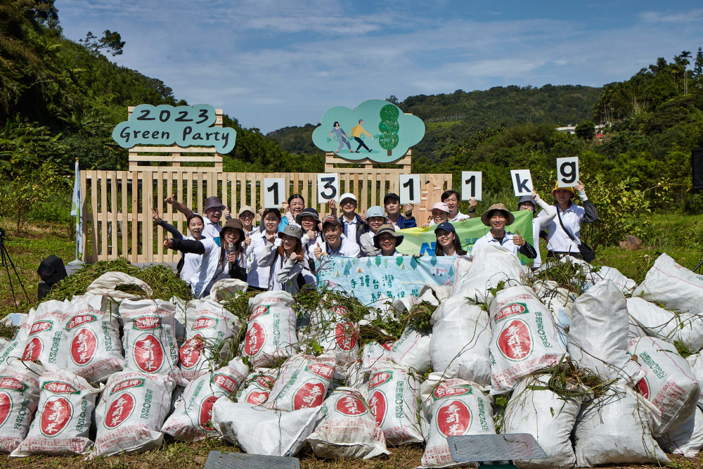 友達集結超過200位志工，攜手移除高達1311公斤的外來入侵種「小花蔓澤蘭」