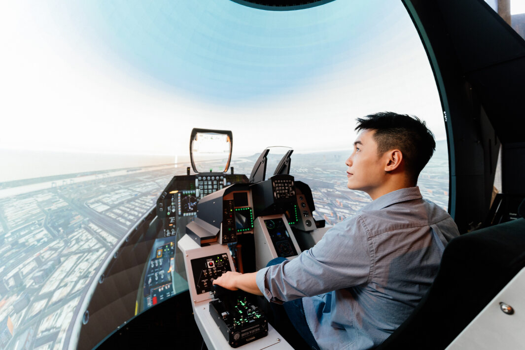 友達以P1.25小間距打造球形LED模擬艙，搭配智崴的精密六軸動態座椅，結合友達專業影像調校技術，呈現擬真模擬飛行場景