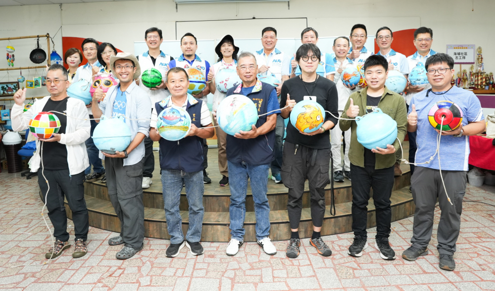 友達光電暨友達永續基金會董事長彭双浪與農業部林業及自然保育署新竹分署夏分署長、供應商夥伴、在地鄰里協會、社企團體，以循環再生的海廢浮球倡議從源頭減廢，為地球移除塑膠垃圾，共同「手」護台灣美麗海岸
