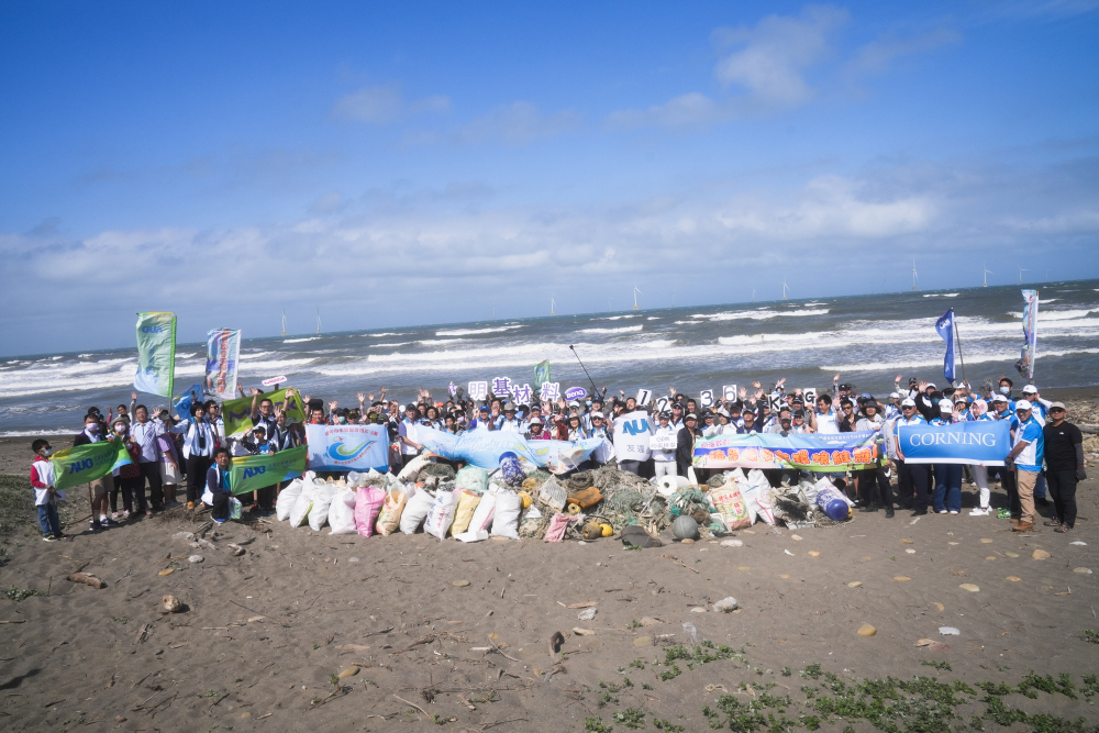 友達永續基金會召集企業志工、產官學和供應商夥伴，在苗栗後龍外埔魚港1340保安林海岸淨攤，齊心協力清除1.2公噸海洋廢棄物，以行動實踐對環境友善的承諾