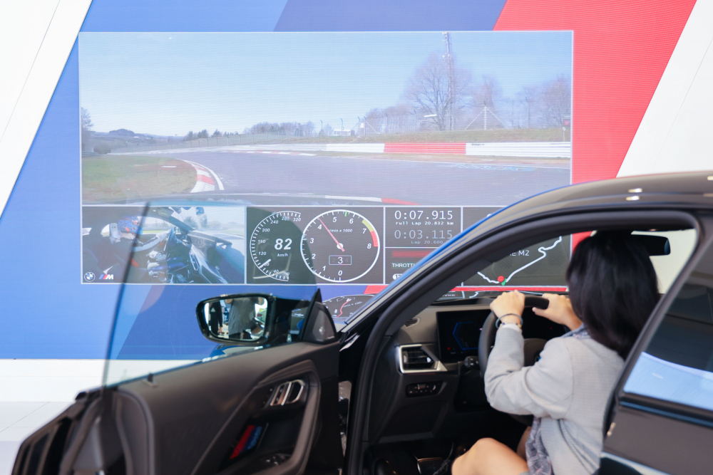 顧客按下虛擬Engine Start按鈕，啟動預選車款的引擎聲浪，螢幕同時呈現德國紐柏林賽道的試駕畫面，坐進車內一秒化身駕駛員馳騁奔騰