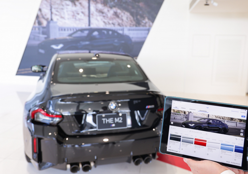 賞車介面即時投放到LED牆上，顧客可即時更換車輛內裝、零件選配與車款配色，提供近乎與實車等比例的沉浸式無死角虛擬賞車體驗