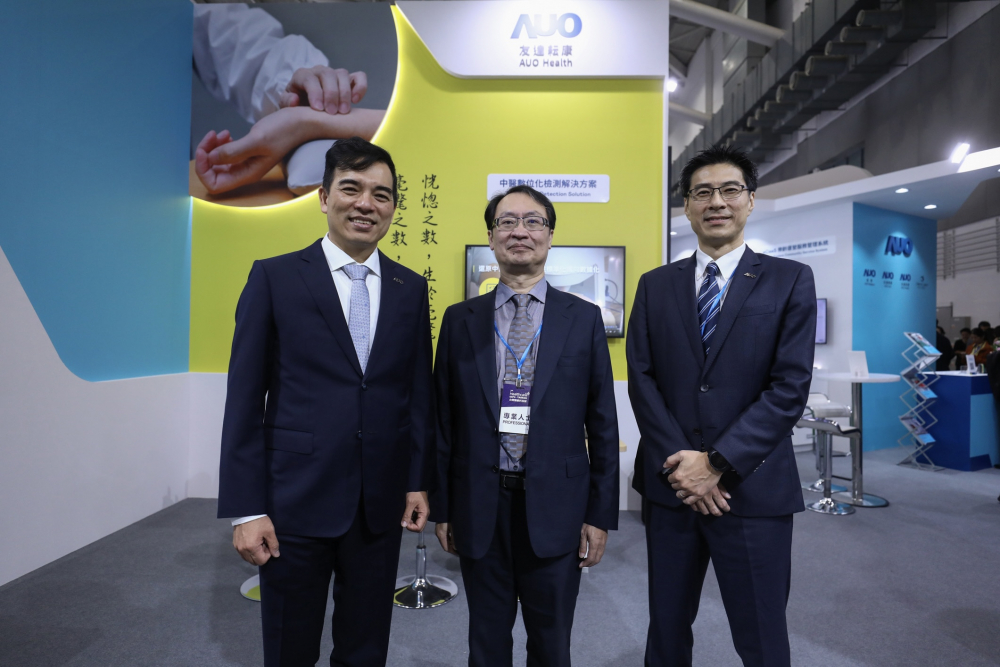 首次於醫療科技展亮相的友達耘康，捐贈數位化檢測設備與研究經費，協助衛福部國家中醫藥研究所打造中醫大數據資料庫。圖由左至右為友達光電執行長暨總經理柯富仁、衛福部國家中醫藥研究所所長蘇奕彰、友達光電智慧醫療事業群總經理廖世宏