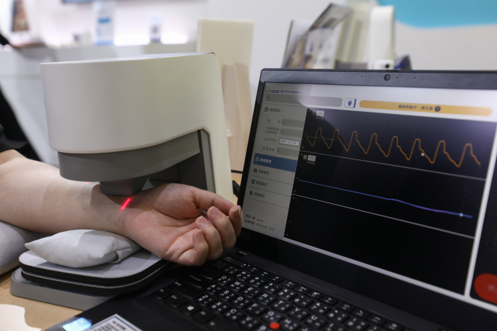 友達耘康脈象檢測系統透過電腦精準控制升降系統，還原中醫師三指把脈過程的舉、按、尋手法，將脈象感受轉化成數據，未來可結合大數據分析，實現智慧醫療及準確性