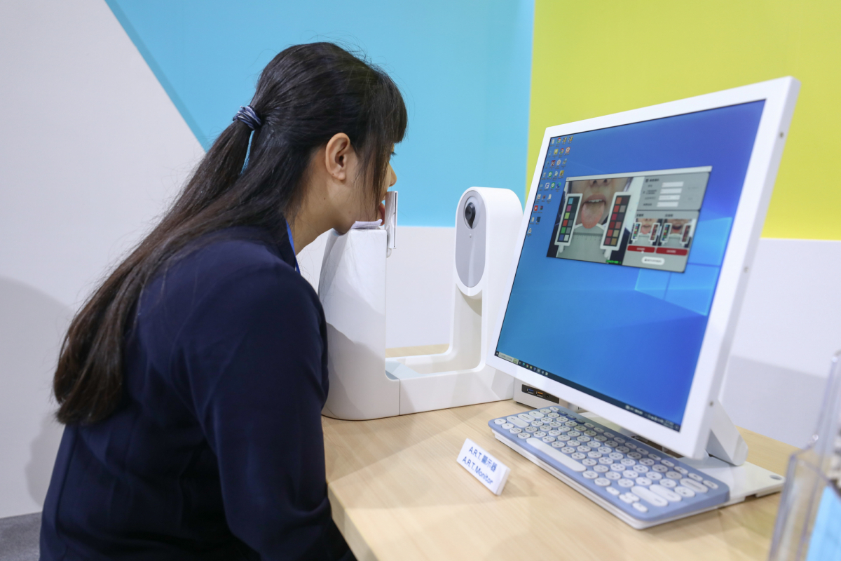 友達耘康延伸友達卓越的感測技術及色彩管理專長，研發出舌象擷取系統，可提供數據化、影像化的檢測結果，輔助醫師與專業醫事人員做為臨床研究、檢測結果評估與檢測紀錄的留存