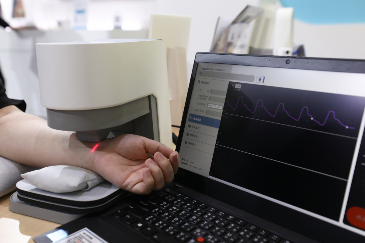 友達耘康脈象檢測系統透過電腦精準控制升降系統，還原中醫師三指把脈過程的舉、按、尋手法，將脈象感受轉化成數據，實現智慧醫療及準確性