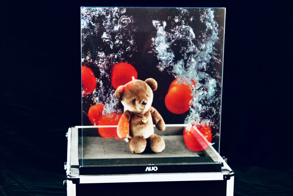 友達以次世代Micro LED顯示技術打造之透明顯示器，具備高穿透、低繞射、高亮度、可拼接之特性，可廣泛應用於智慧移動、零售、育樂和醫療等多元場域