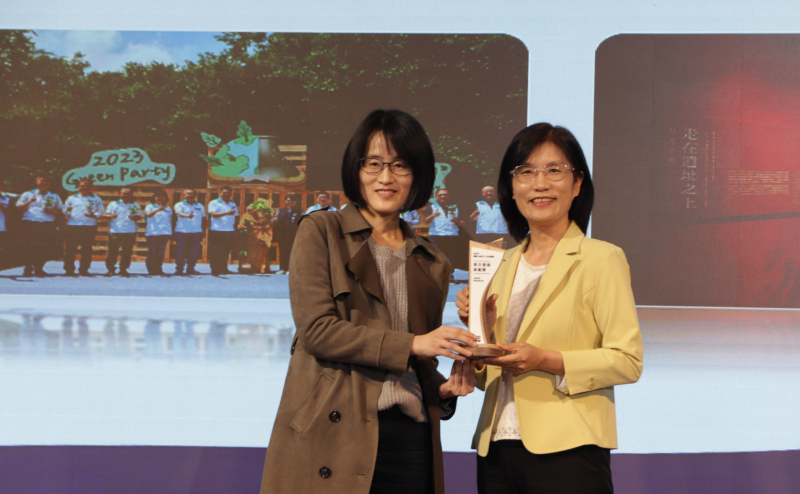 友達保存「西大墩窯遺址」且推廣在地文史教育不遺餘力，今（6）日獲頒「人文企業獎」地方發展獎之最高榮譽典範獎。由文化部陳文婷簡任視察（左）頒獎，友達永續長古秀華（右）代表受獎