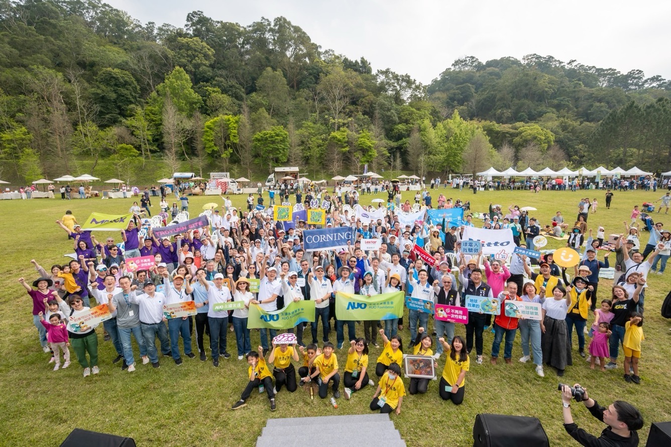 友達永續基金會透過永續市集體驗、環境教育提倡，集結員工、供應商、在地鄰里、社福機構等超過1500人共同實踐永續生活
