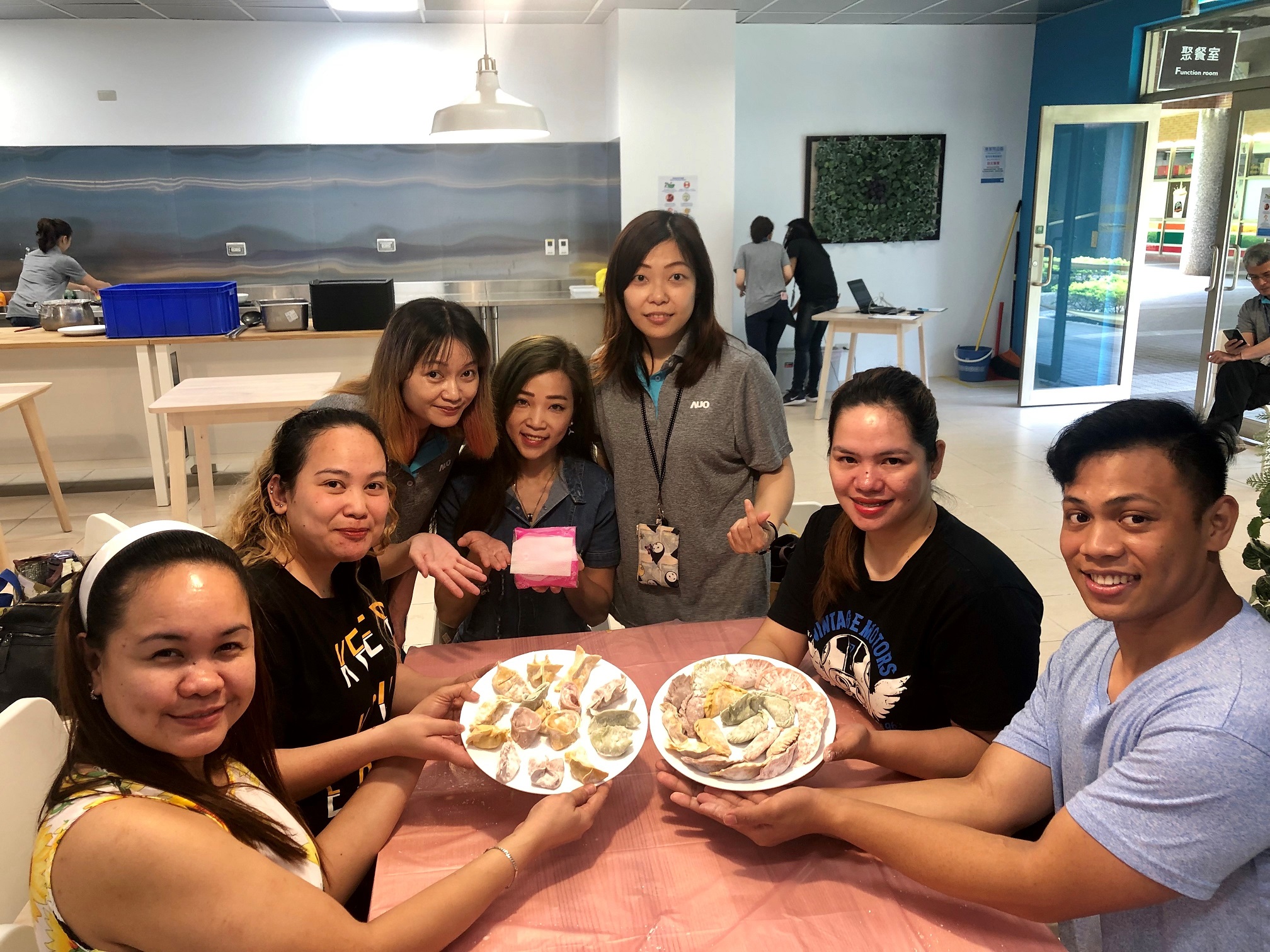 友達將DEI理念貫徹到企業文化和實踐，舉辦如台菲廚藝交流等活動，讓同仁了解彼此文化差異、培養情感