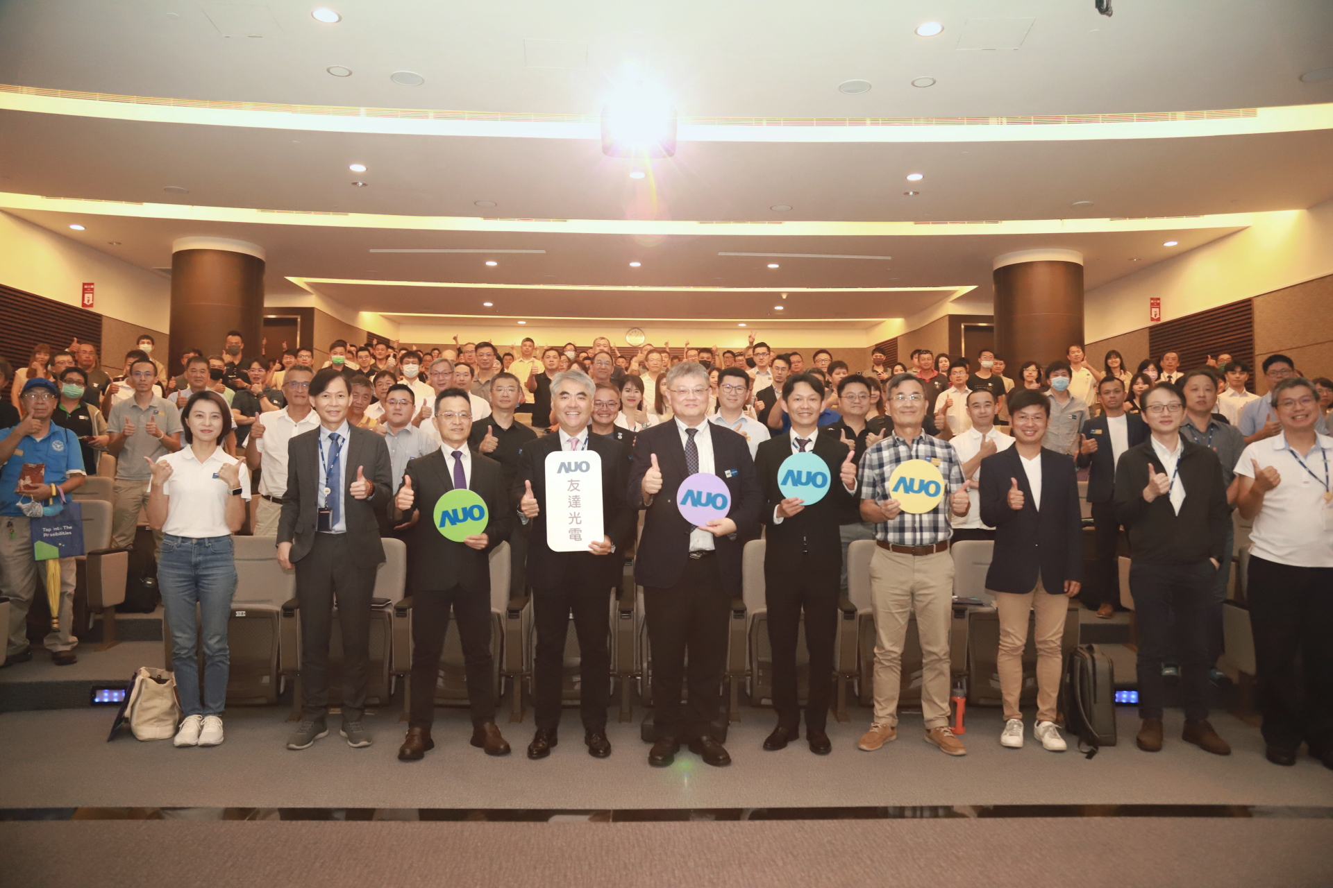 友達光電邀請領域專家共研再生能源發展、電力需求及建築物減碳等議題進行交流，盼共擘綠色永續生態圈的嶄新契機。