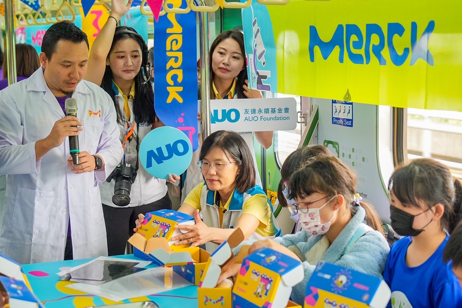 友達以光電、再生能源、水資源三大核心，設計「再生能源和循環經濟」多元永續教育主題，並攜手供應鏈夥伴默克開發創意科學教材及實作體驗，期讓永續素養透過科學探索向下扎根