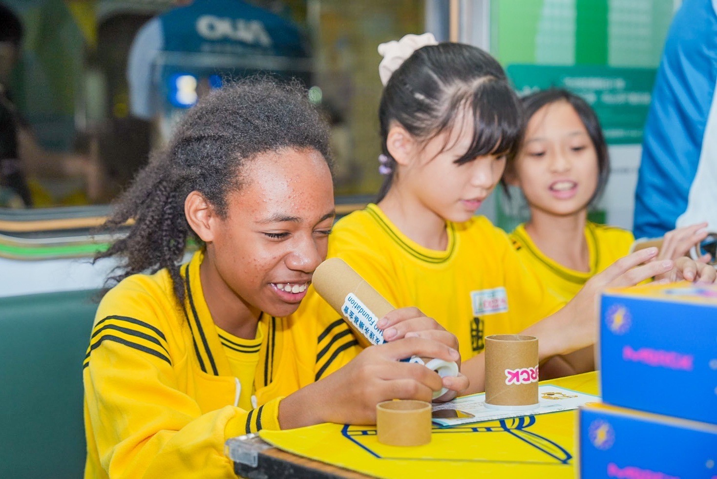 友達與默克分別回收不再使用的偏光片及液晶顯示模組，設計光電課程「玩轉光與闇」，讓學生們親手製作偏光萬花筒與簡易液晶顯示器，實踐循環再生的永續理念