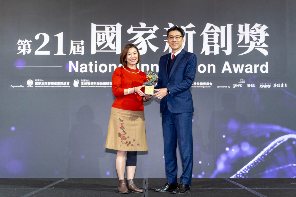 友達旗下子公司友達耘康與達擎分別以「中醫數位化檢測解決方案」及「寬視角3D醫療顯示器」獲得第二十一屆國家新創獎「智慧醫療與健康科技」類別的「企業新創獎」與「國家新創精進獎」兩項殊榮。圖左為衛生福利部政務次長林靜儀、圖右為友達光電智慧醫療事業群總經理廖世宏