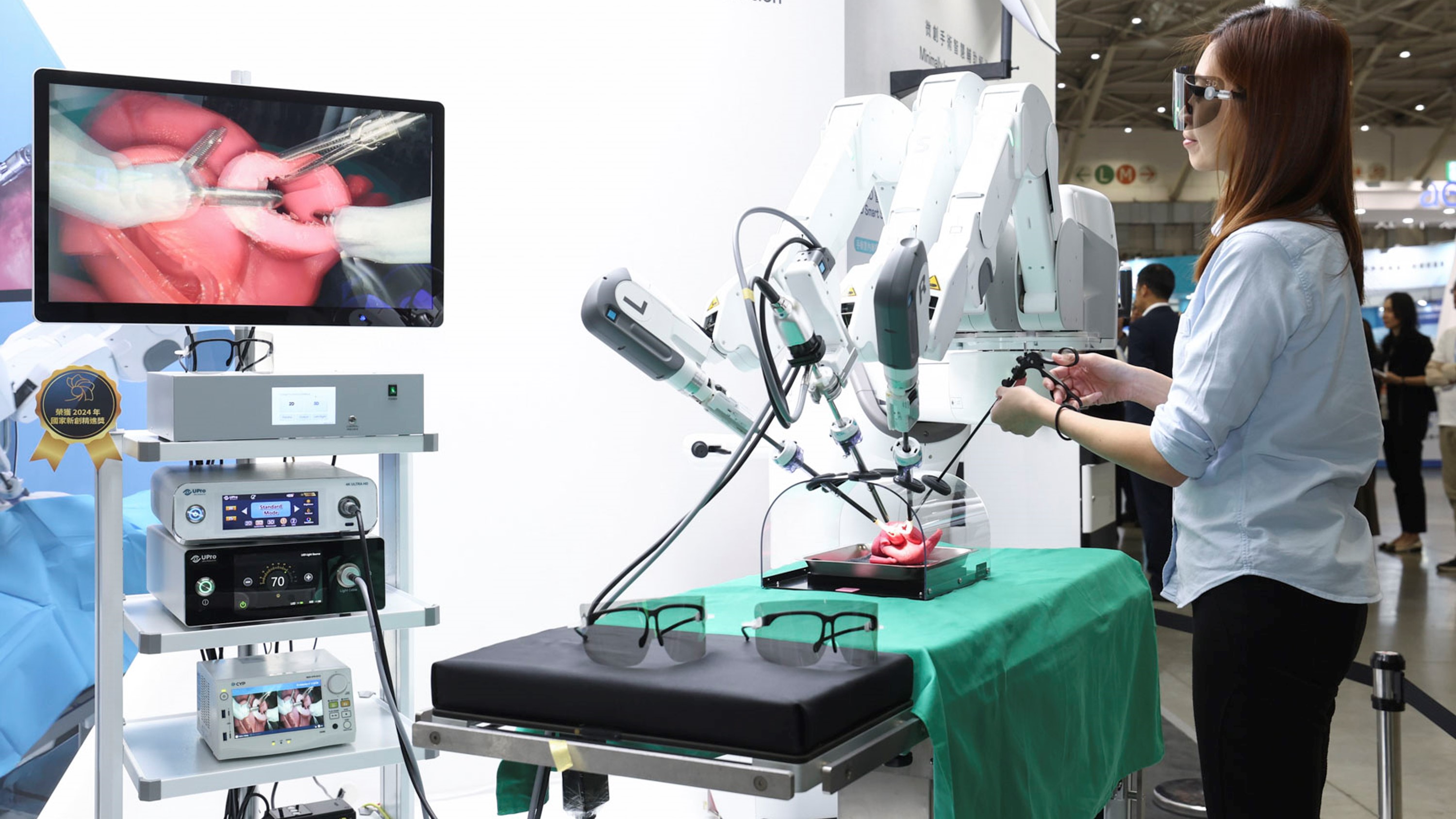 達擎寬視角3D醫療顯示器可應用於機器人手術即時3D解決方案，提供醫療團隊即時、同步的3D手術影像，提升溝通效率與手術安全性