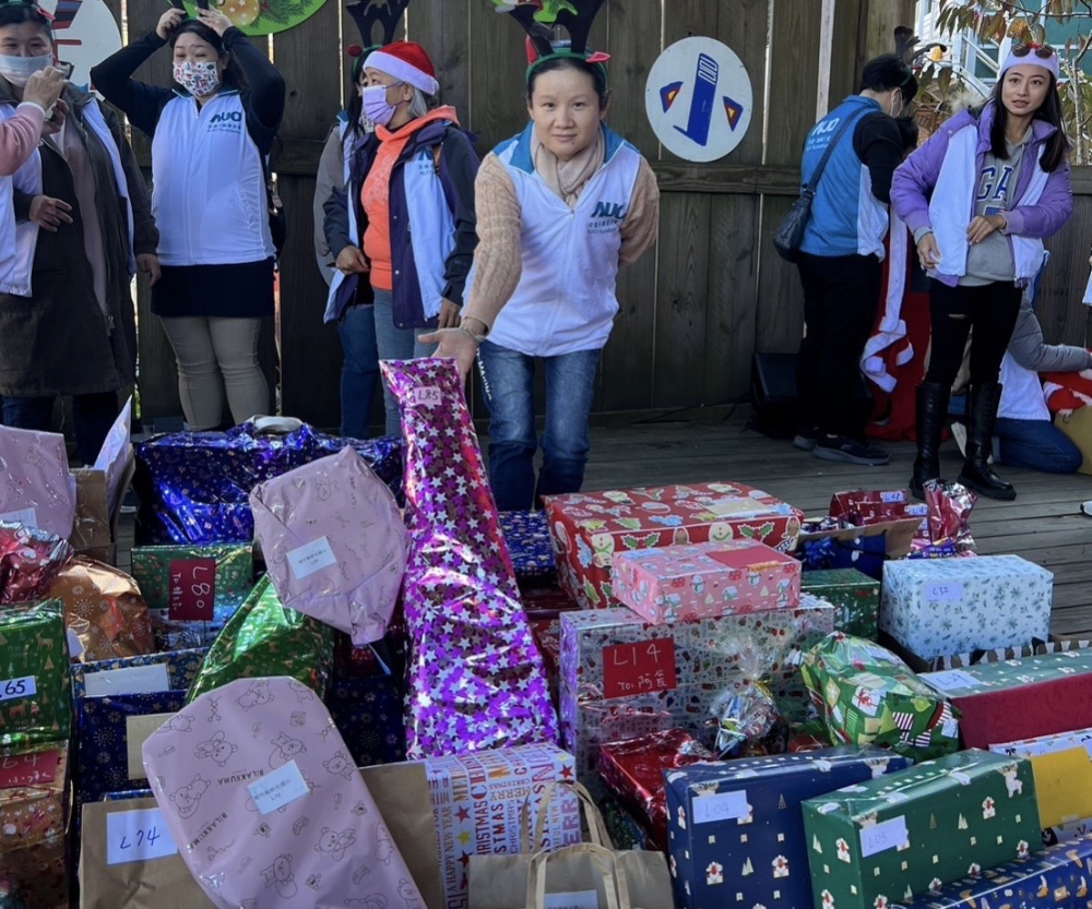 友達永續基金會「圓夢列車」年年迴響熱烈，認捐同仁精心挑選禮物、巧手包裝，整理成隊後，將祝福一一打包送出