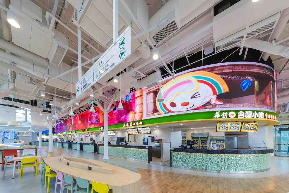 友達穩步推動雙軸轉型策略，旗下子公司達擎攜手傑可達數位與零售業者統一超商合作，為全新改裝開幕的「清水服務區」打造首創的裸視3D體驗牆