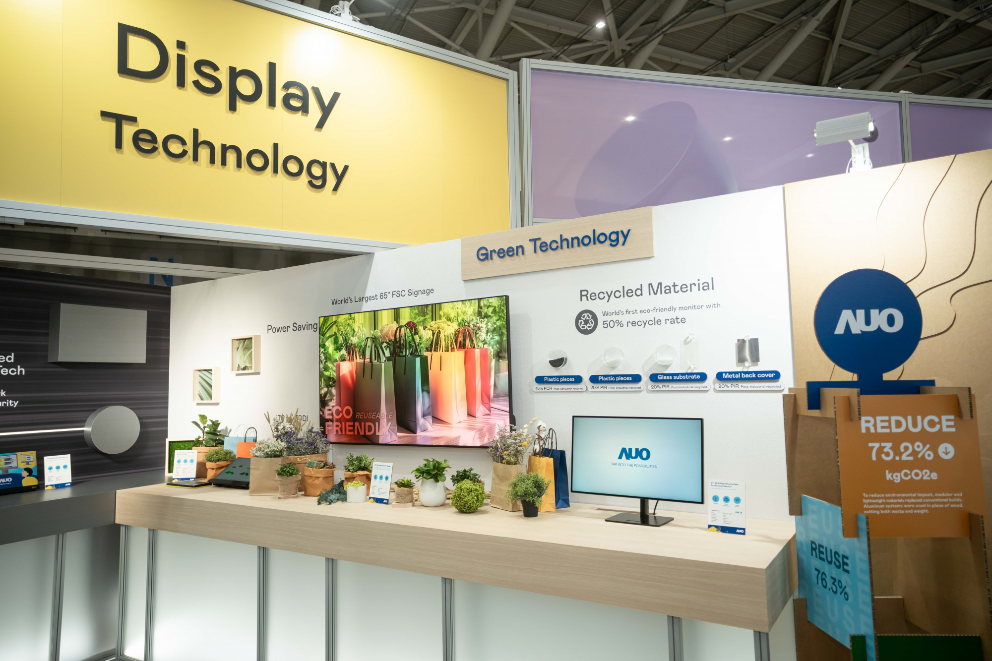 友達Touch Taiwan 2025雙展位再度獲etouch 綠色裝潢設計獎肯定；智慧顯示展位以鋁製模組系統取代傳統木作施作，並在相關裝潢物與設計使用可回收、可重複使用的材料，體現低碳與循環精神。