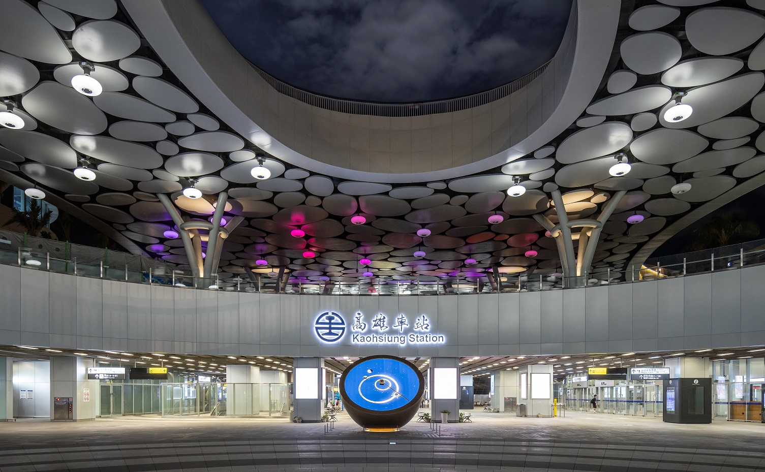 創利空間參與《高雄車站共感空間》公共藝術計畫，擔任視覺科技整合夥伴。於「看時間」天文鐘作品中提供技術指導，整合圓形LED鐘面與鐘體結構，在時間、天象星盤與空間氛圍間生動展演