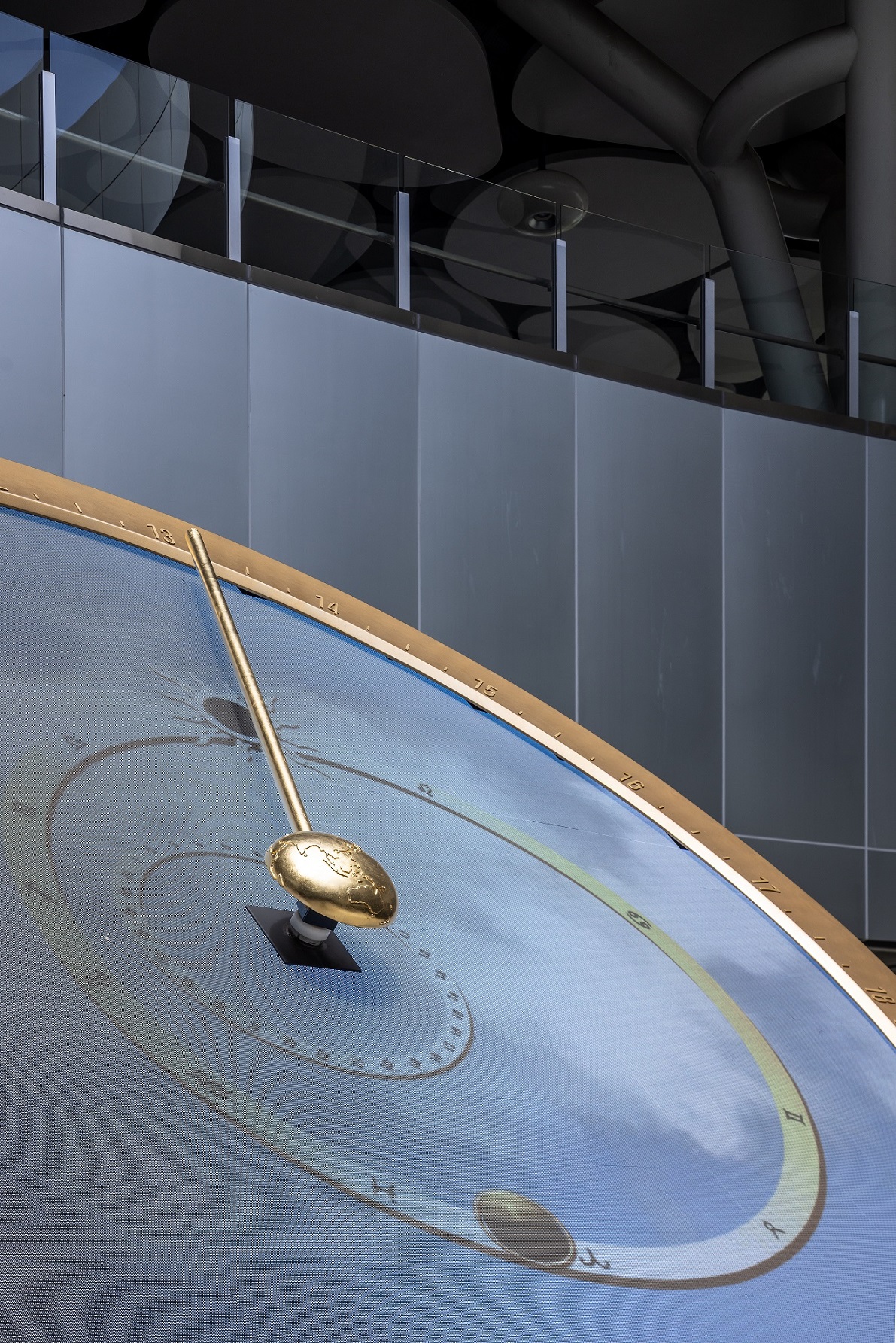 創利空間參與《高雄車站共感空間》公共藝術計畫，擔任視覺科技整合夥伴。於「看時間」天文鐘作品中提供技術指導，整合圓形LED鐘面與鐘體結構，在時間、天象星盤與空間氛圍間生動展演