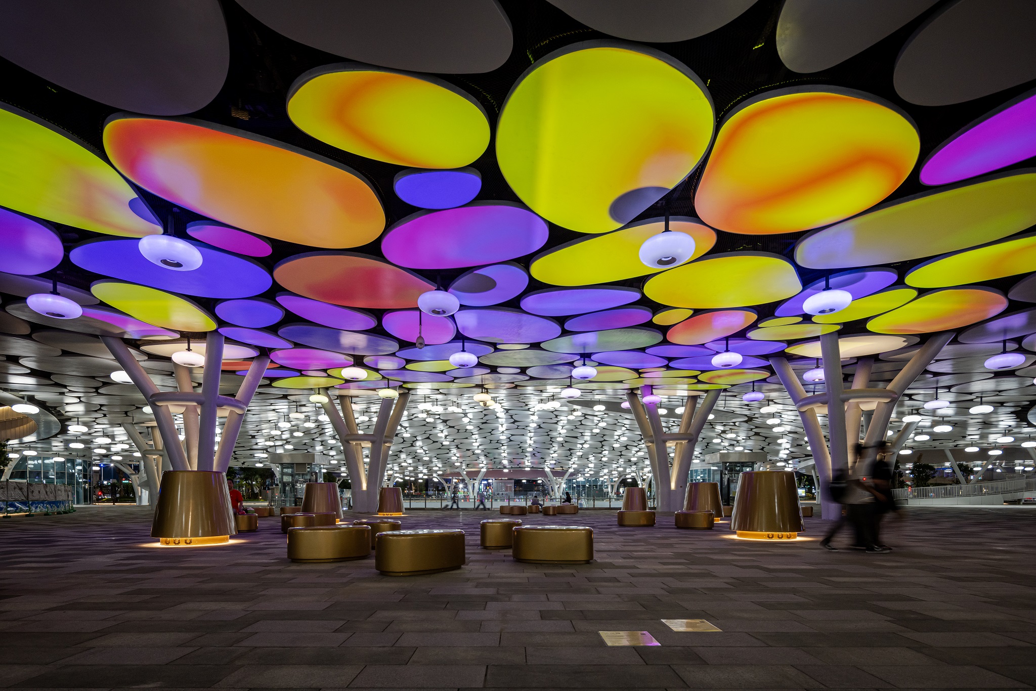 於「染色彩」作品中，創利空間協助藝術團隊將高雄車站天棚2700片鋁製雲朵染上繽紛色彩，從設備設定、光影軟體串接到現場調校，確保光線準確落在雲朵表面，展現層次與意境