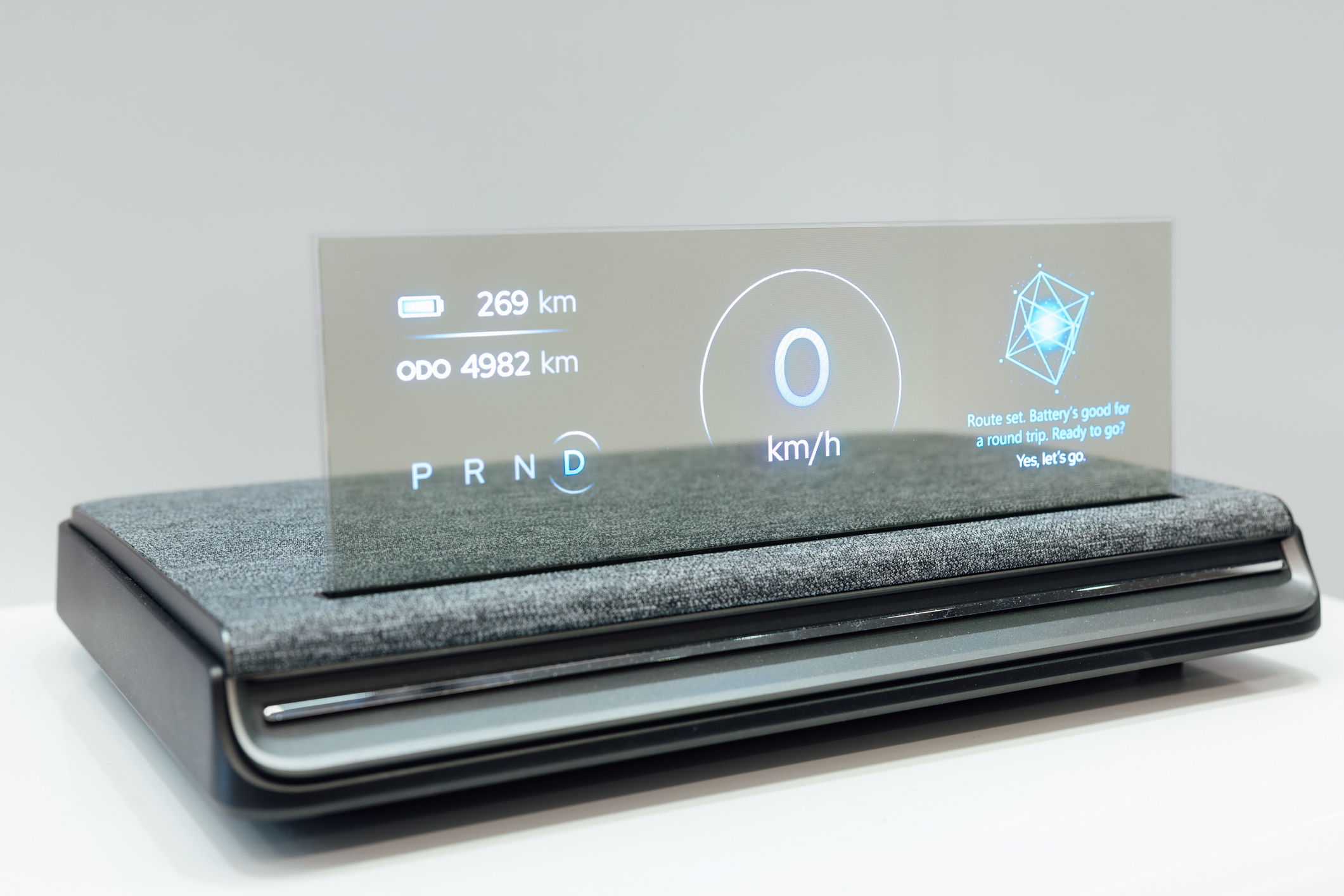 全球首款Aero Module透明Micro LED显示器模块外观轻盈通透，可与数字内容完美融合，提供动态显示、先进控制、个人化沉浸感受。